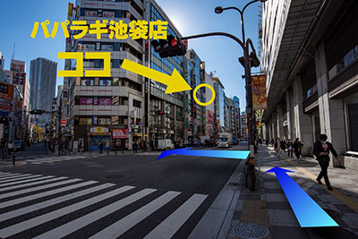 最初の交差点を渡ります。