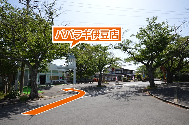 5、坂を下りきった左手に、水色の建物が見えます。こちらが伊豆店です。