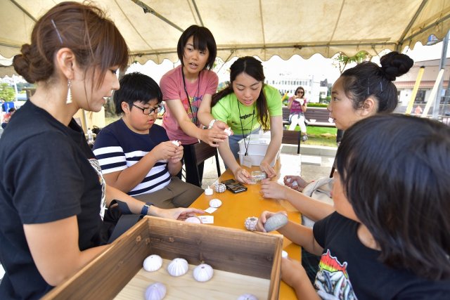 マリンアートセミナーでウニの殻を使ったランタンづくり