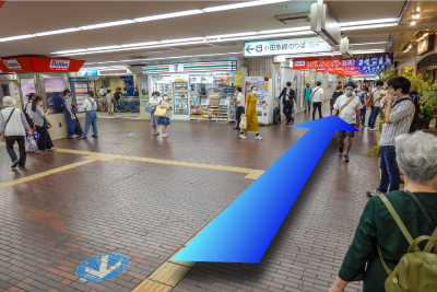 売店の右側の通路を進みます。