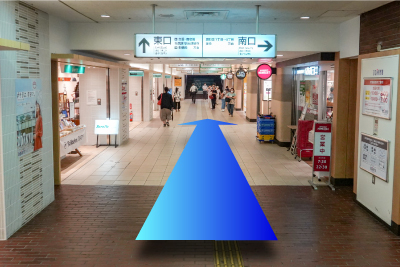 東口を目指してまっすぐ進みます。