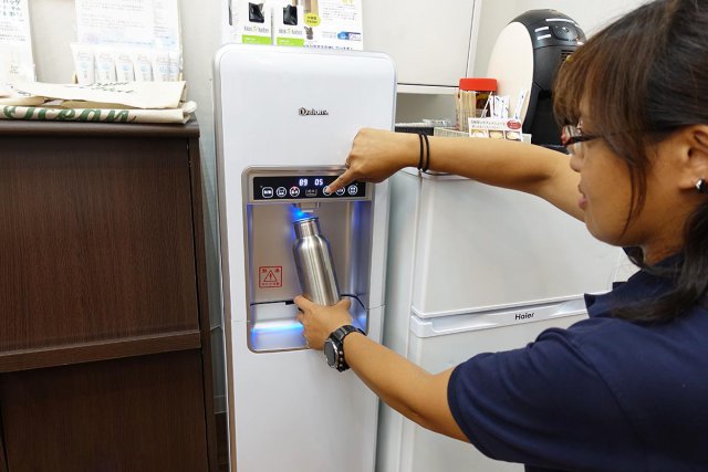 ウォーターサーバーからマイボトルに水を入れる