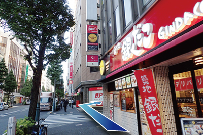 ファミリーマートを超えて、銀だこさんの角を右に曲がります。