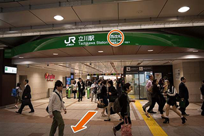 JR立川駅　西改札口を出ます。