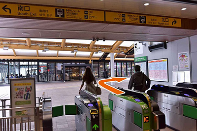 JR立川駅北改札口を出て右に進みます