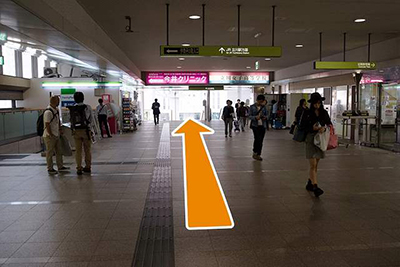 多摩モノレール北改札口を出て真っすぐ進みます。