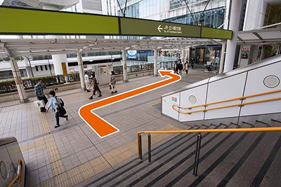 下に着いたら右前方の階段へ向かって進みます。