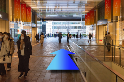 大丸入口前をそのまままっすぐ進みます。