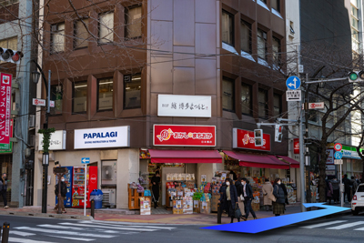 階段入口の看板が目印です。階段とエレベーターで2階へ。 明るいスタッフが、とびきりの笑顔であなたをお待ちしています!