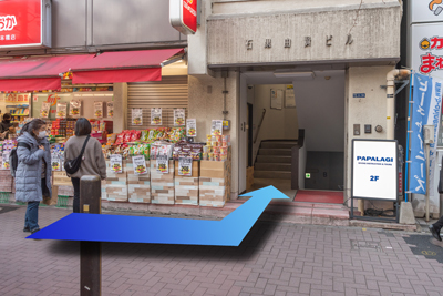 「おかしのまちおか」さんの前を過ぎた奥にビルの入り口があります。