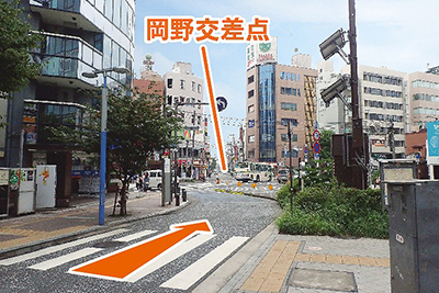 突き当りの岡野交差点まで来ます。