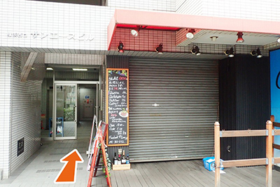 入口はこの奥です。明るいスタッフが、とびきりの笑顔であなたをお待ちしております。