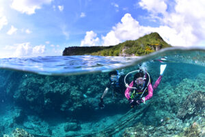 水中を泳ぐダイバー